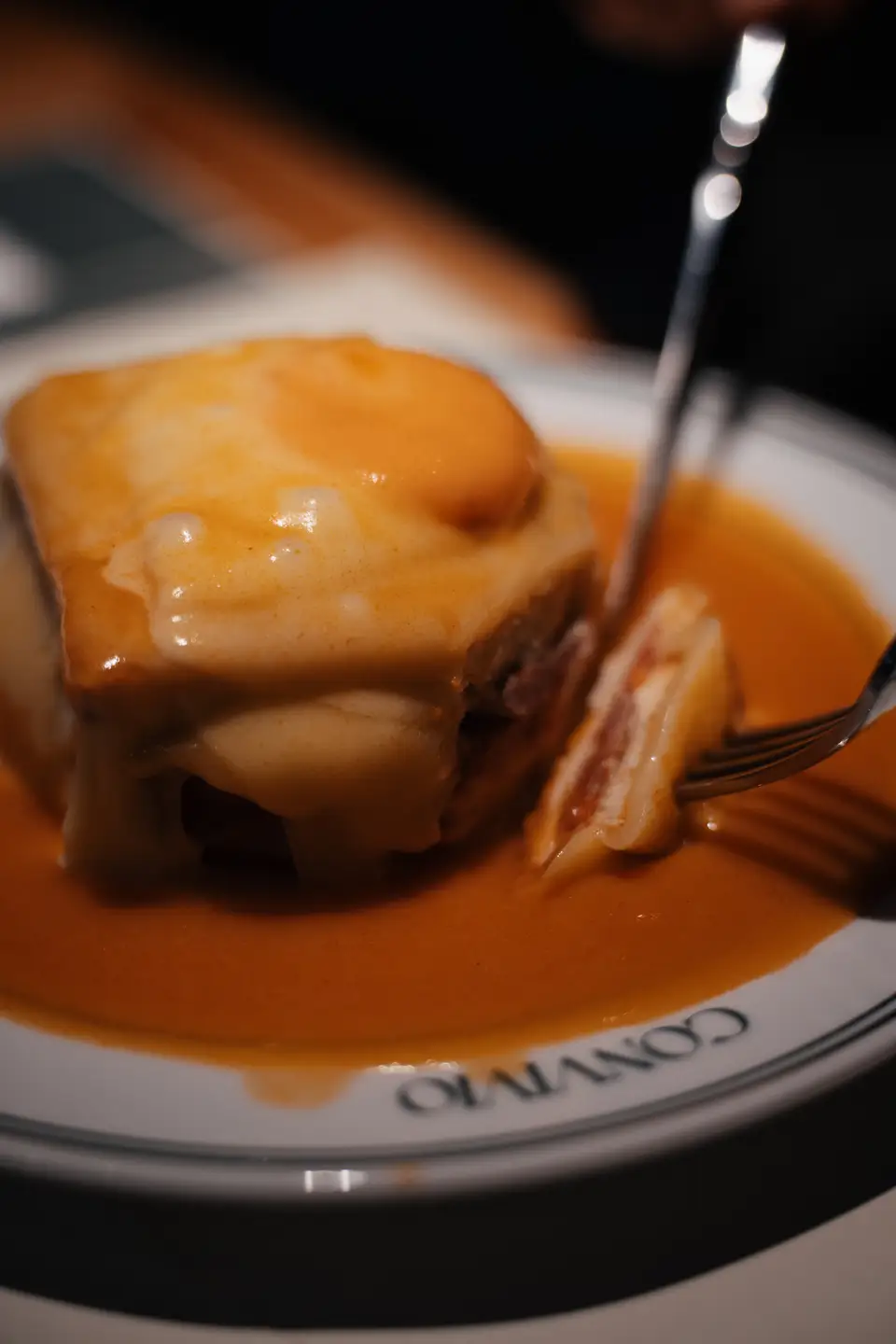 A francesinha cortada, no molho