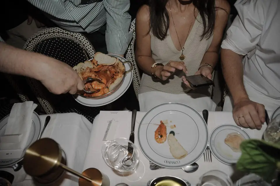 Marisco a ser servido à mesa