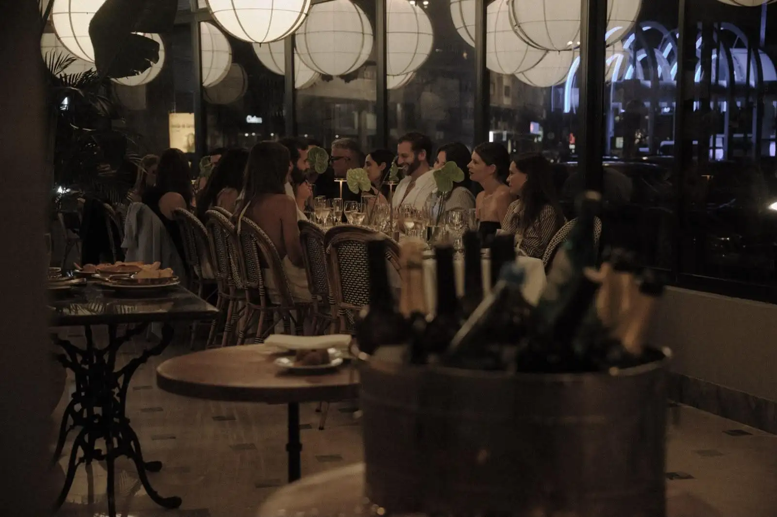 Ambiente do restaurante à noite, com as mesas ocupadas