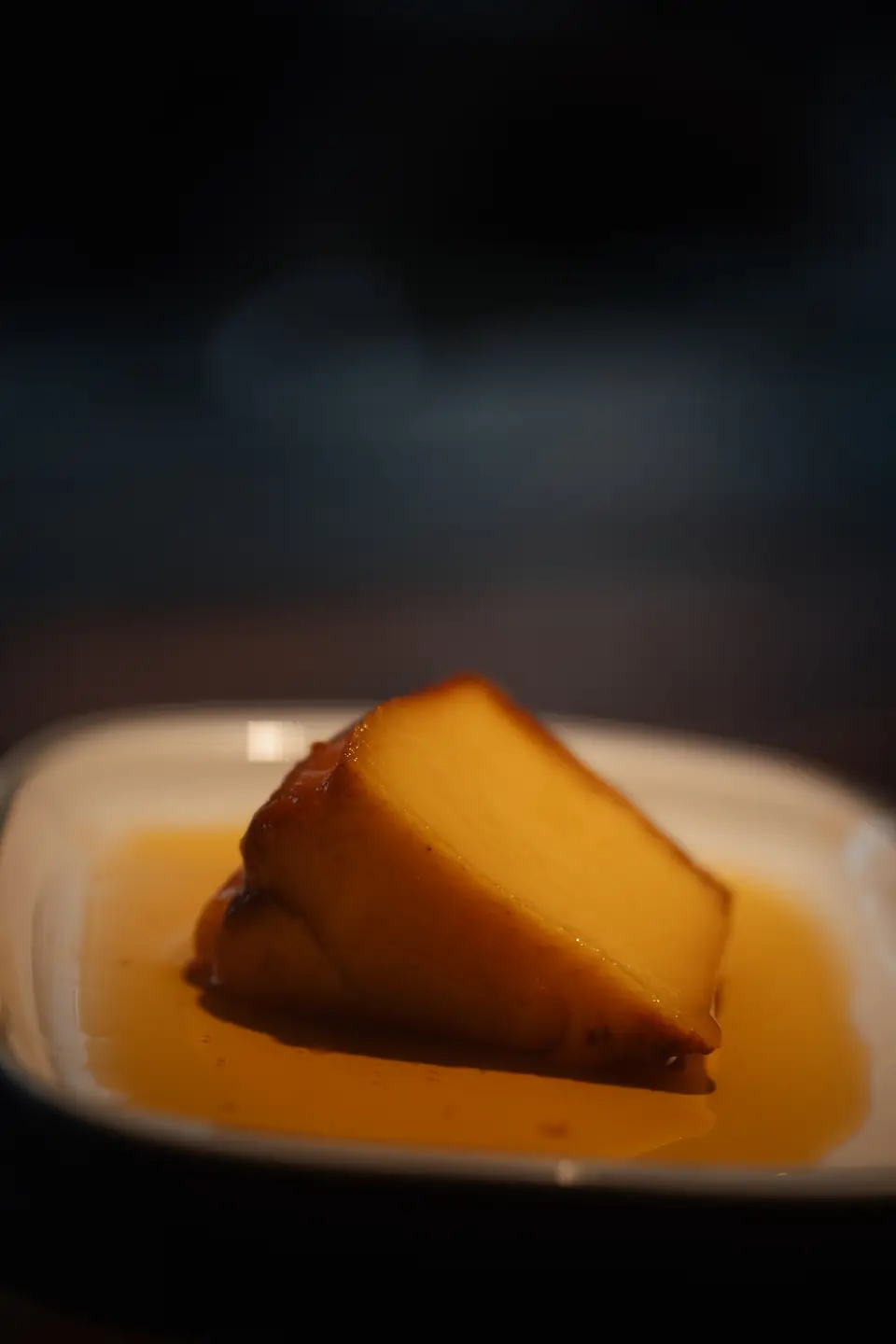 Uma fatia de pudim, com caramelo