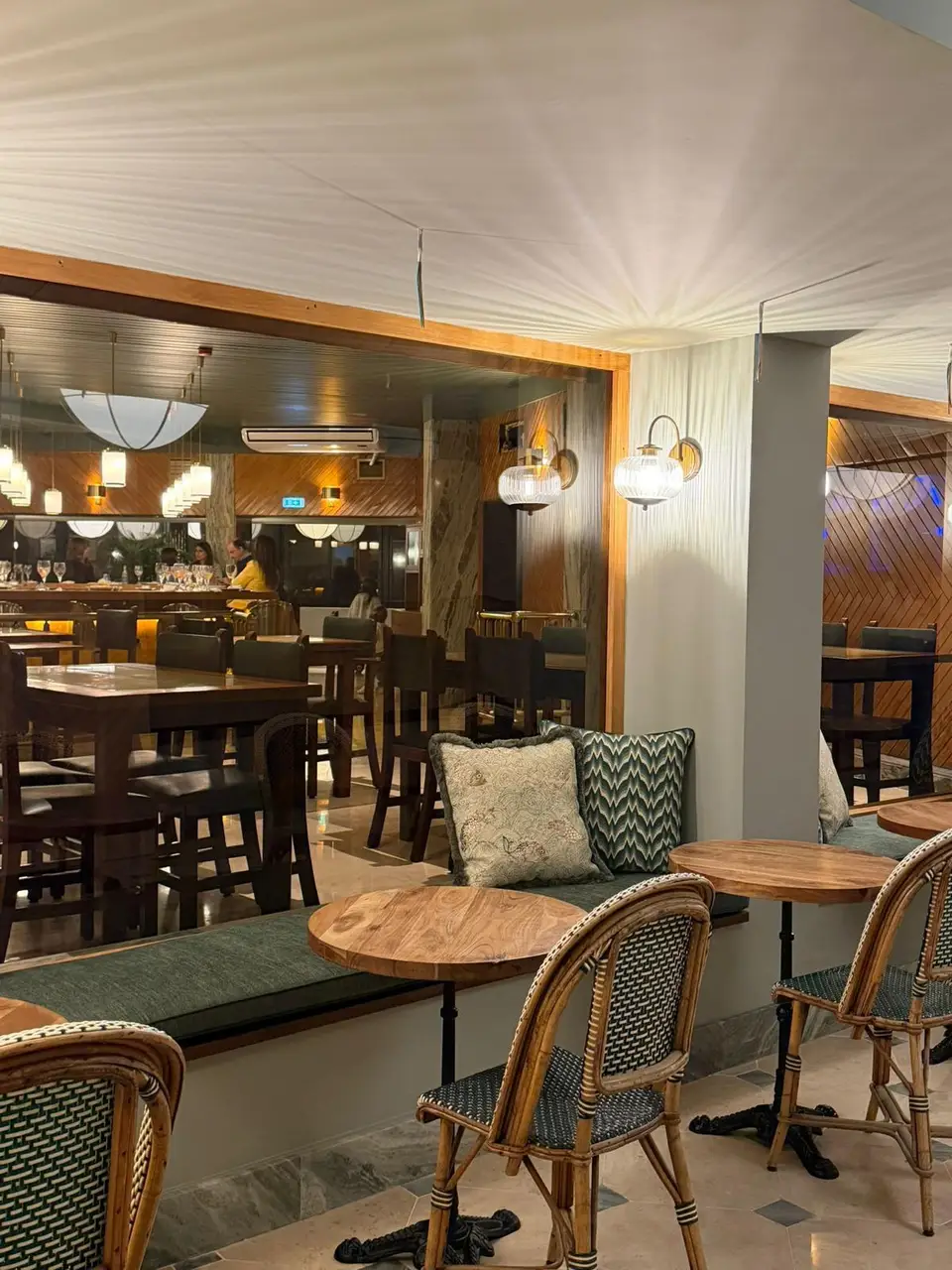 Sala com as cadeiras de rattan e bancos corridos