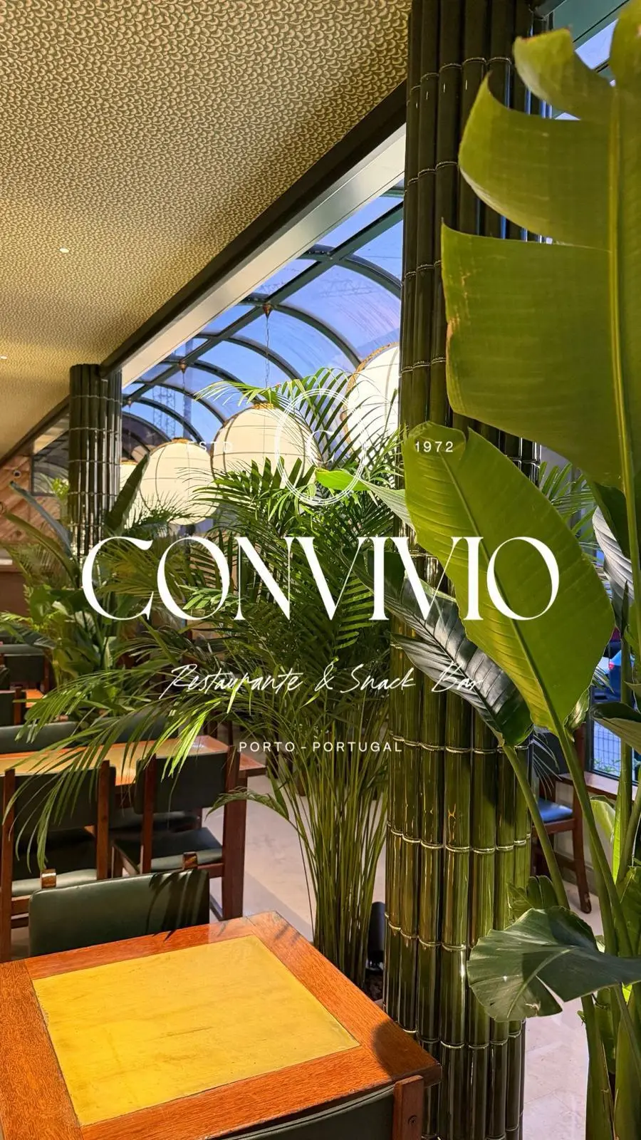 Sala do Convívio com o logótipo da casa
