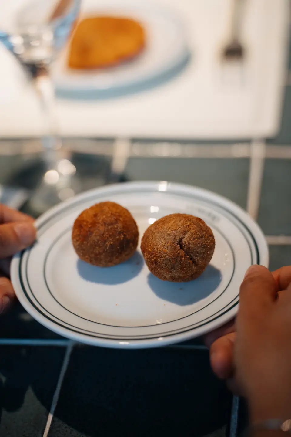 Dois salgados acabados de fritar