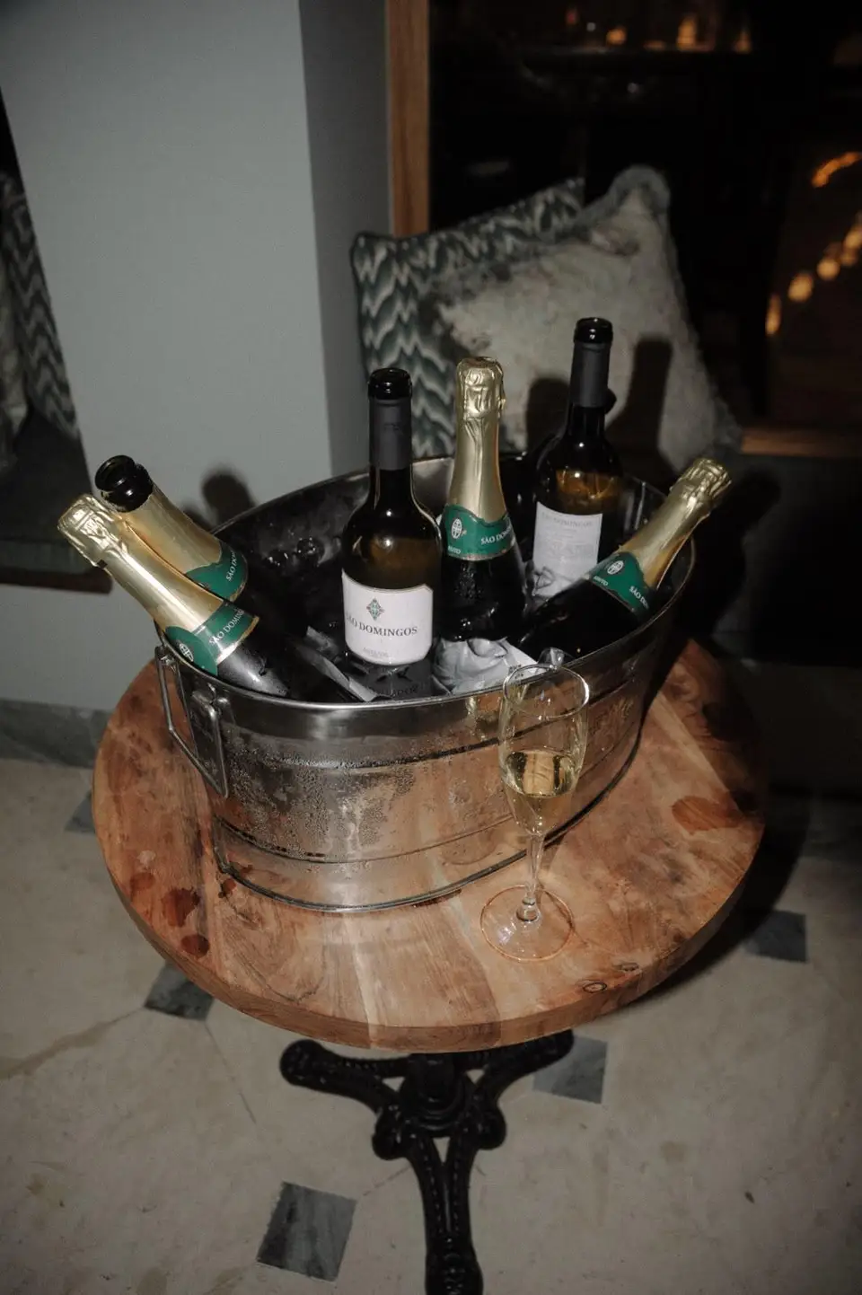 Balde com vinhos e espumantes junto à mesa